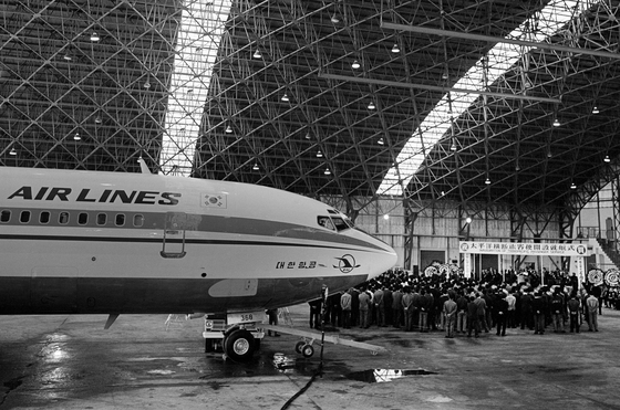1972년 4월 19일 김포국제공항 격납고에서 한국 역사상 최초로 태평양 횡단 여객편 취항을 자축하는 기념식 행사 모습. [대한항공 제공]