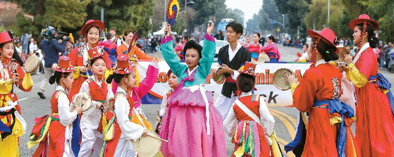 김응화 무용단이 팬데믹 전인 2019년 마틴루터킹 퍼레이드에 참가해 한국 전통무용을 선보이고 있다.