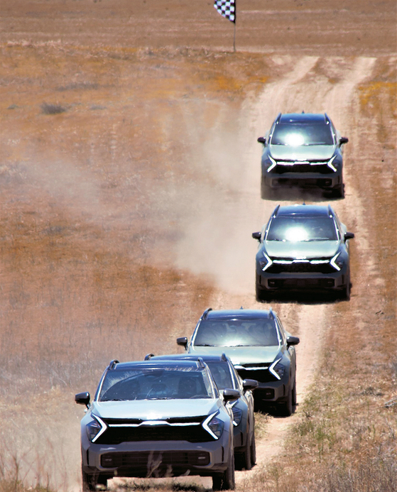 기아 신형 스포티지 X-pro 모델이 팜스프링스 사막에 마련된 오프로드 코스를 주행하고 있다.