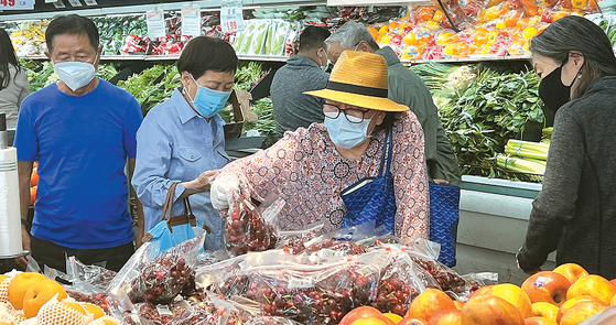 5일 LA한인타운 한남체인에서 대다수의 한인이 마스크를 쓰고 과일을 고르고 있다. 김상진 기자