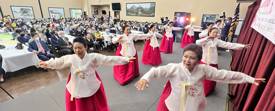  '2022 어버이날 잔치'가 열린 한인타운 시니어 커뮤니티 센터 강당에서 한국무용반 수강생들이 전통춤을 선보이고 있다. 김상진 기자