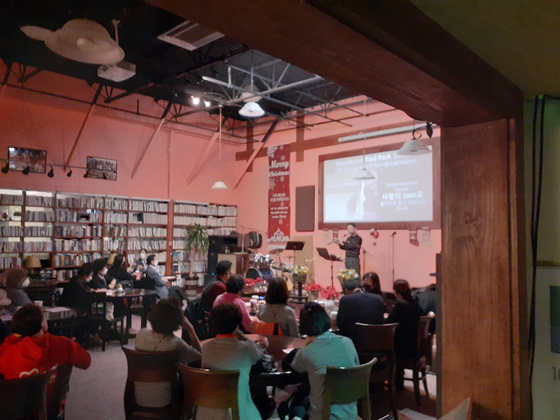 지난해 12월 카페로뎀에서 열렸던 불우이웃돕기 성금마련을 위한 색소폰 연주회의 모습. /카페 로뎀 제공