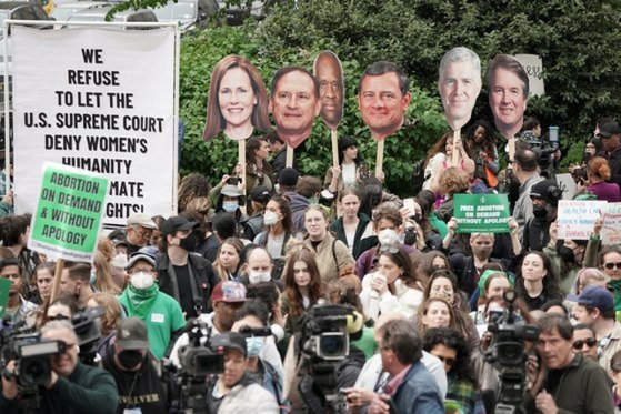 낙태를 지지하는 시민들이 지난 3일(현지시간) 미국 뉴욕시에서 보수 성향 대법관 6명을 얼굴 사진을 들고 시위하고 있다. [로이터=연합뉴스] 