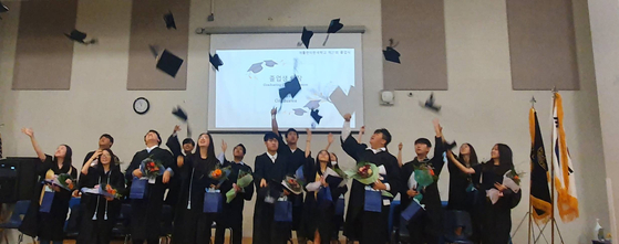 지난 7일 라드로프 미들스쿨 카페테리아에서 애틀랜타한국학교 졸업식이 열렸다. /박재우 기자