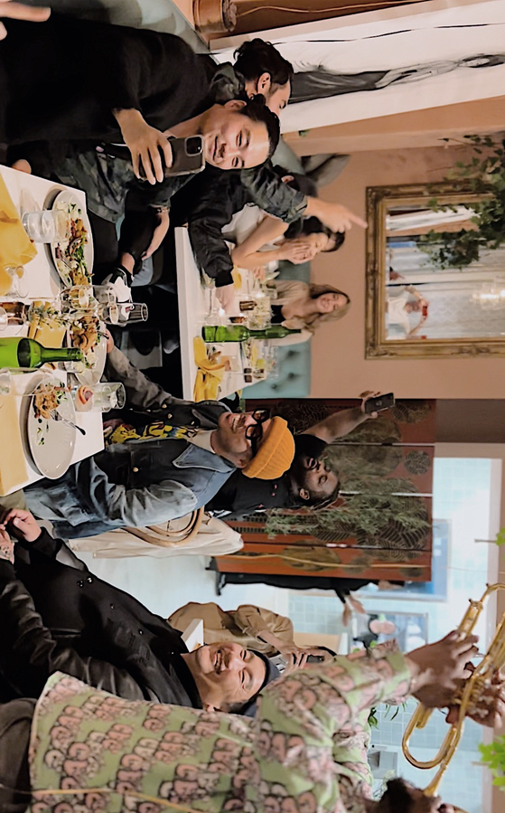  (왼쪽부터) 래퍼 덤파운드데드, 가수 앤더슨 팩, 셰프 로이 최가 지난 3월 한인타운에 생긴 베지테리안 식당 '올리비아'에서 식사하고 있는 모습 [올리비아 제공]