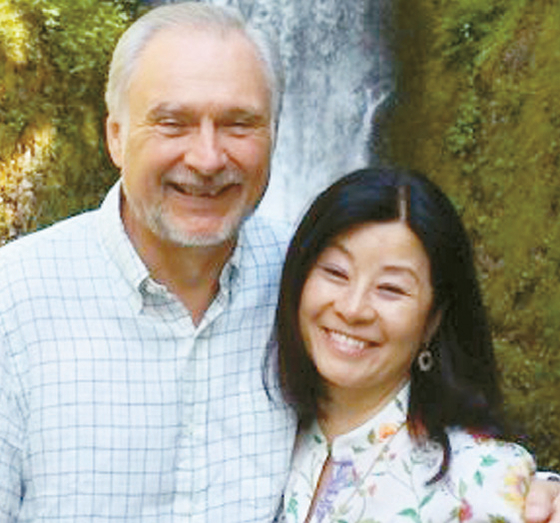 UCLA에 370만 달러를 기부한 로버트 버스웰(왼쪽) UCLA교수와 부인인 한국 종교 경전 번역가 크리스티나 리 버스웰(한국명 이영주).