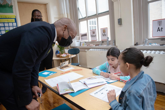 에릭 아담스 뉴욕시장(왼쪽)이 12일 맨해튼에 위치한 PS125 초등학교를 방문해 난독증 어린이 조기 진단 및 지원 프로그램을 시행한다고 발표했다.  [사진 뉴욕시장실]