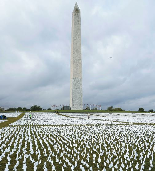 작년 9월 워싱턴DC 내셔널 몰에 설치됐던 코로나19 사망자 추모 설치 작품. 미술가 수잔 브레넌퍼스턴버그의 ‘인 아메리카: 리멤버(In America: Remember)'는 20에이커의 부지에 당시 사망자 숫자인 약 63만 개의 흰색 깃발을 설치했다.  [로이터]