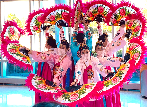 우리가락 한국문화 예술원(원장 강은주)은 18일 뉴저지주 마화에 있는 스트라이커(Stryker) 의료기 회사에서 열린 아태 문화유산의 달(AAPI Heritage Month) 문화행사에서 초청돼 공연을 펼쳤다. 단원들은 이날 한국의 아름다운 전통 무용 부채춤을 선보여 참석자들로부터 큰 박수를 받았다. [우리가락 한국문화예술원]