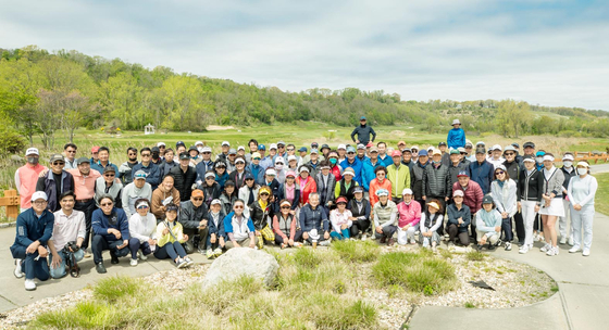 퀸즈성당 하상회, 효도관광 기금 마련 골프대회  성 바오로 정하상 천주교회(퀸즈성당·주임 김문수 앤드류 신부) 하상회가 지난 11일 포트워싱턴 하버링크골프코스에서 어르신 효도관광 기금 마련을 위한 골프대회를 개최했다. 팬데믹 후 처음으로 열린 이 골프대회에는 퀸즈성당, 사목회장단 및 유관 단체들의 지원으로 총 135명이 참여했다. [퀸즈성당]