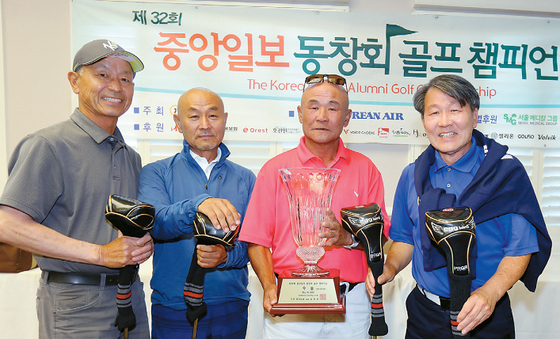 시니어 우승팀 중대부고 선수들. 오른쪽부터 김연광(70), 전용선(65), 유광수(70), 류재용(65) 선수.