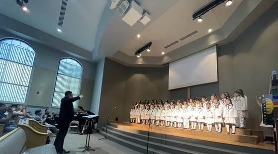 드림앤미라클 소년소녀 합창단 어린이들이 지난 22일 아틀란타 한인교회 채플에서 다함께 노래를 부르고 있는 모습. [드림앤미라클 소년소녀 합창단 제공]