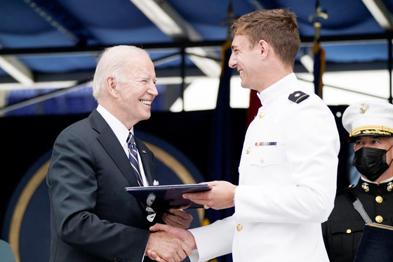 바이든 대통령, 해군사관학교 졸업식 참석