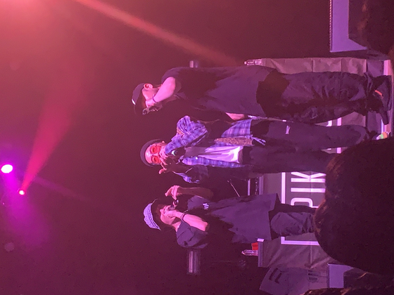 지난 4월 4일 3인조 힙합그룹 에픽하이(Epik High)가 덴버 오그든 극장에서 공연하는 모습.