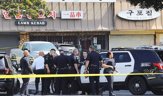 총격 사건이 발생한 LA한인타운 8가와 베렌도 스트리트 코너의 상가에서 경찰관들이 현장조사를 벌이고 있다. 김상진 기자