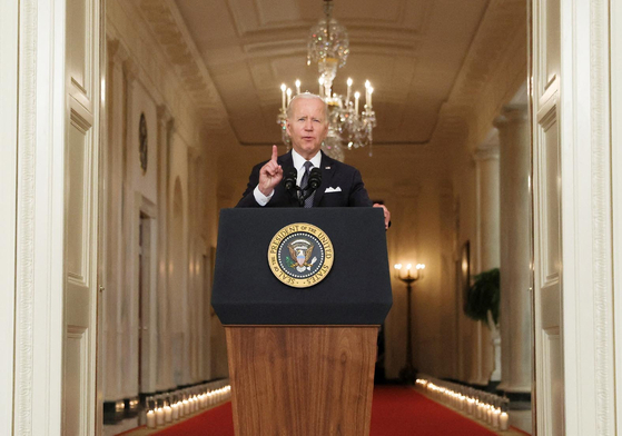 조 바이든 대통령이 2일 백악관 크로스홀에서 개최한 기자회견에서 공화당 측에 협조를 구하면서 연방의회 총기규제법 통과를 촉구하고 있다.   [로이터]
