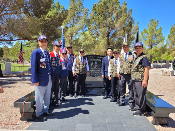 재향군인 미남서부지회 관계자들이 지난달 30일 라스베이거스에서 열린 메모리얼데이 기념식에 참석해 한국전 전몰용사 추모비에 헌화했다. [미남서부지회 제공]
