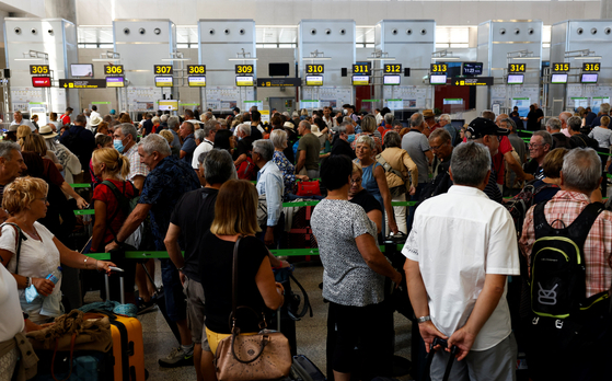 항공 대란이 전 세계에서 벌어지고 있다. 스페인 말라가 공항의 혼잡한 모습.  [로이터]