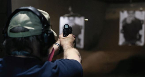 한 총기 소유자가 9일 뉴욕주 나소카운티에 위치한 한 사격연습장에서 연습을 하고 있다.  [로이터]