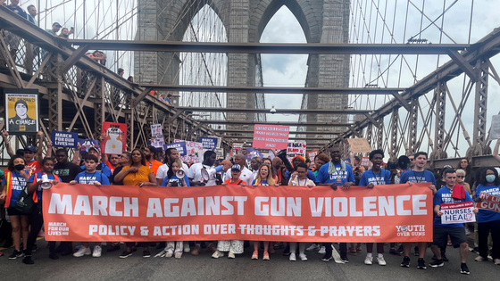 주말동안 뉴욕 일원과 전국에서 총기 규제를 촉구하는 집회가 이어진 가운데, 지난 11일 ‘생명을 위한 행진’(March for our lives) 집회 참석자들이 브루클린브리지를 건너고 있다. [로이터]