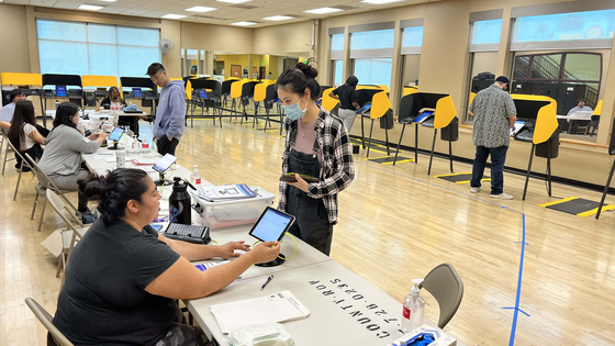 가주 예비선거가 치러진 지난 7일 한인타운의 앤더스 멍거 패밀리 YMCA 센터에서 한인들이 투표를 하고 있다. 김상진 기자