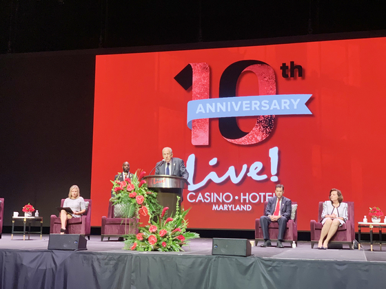 데이빗 콜디시 회장이 기념식에서 연설하고 있다. 