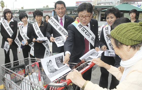 2012년 한국 19대 총선부터 재외선거 제도가 도입되자 2011년 11월 10일 LA한인타운을 방문한 국회의원들이 선거참여를 독려하고 있다. [중앙포토] 