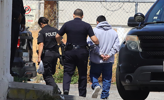 16일 LA한인타운에서 총격사건 용의자가 LAPD 경관들에 의해 체포되고 있다. 김상진 기자