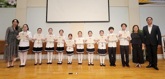 롱아일랜드한국학교(교장 고은자)가 18일 어린이 합창단 10명에게 대통령 봉사상을 수여했다. 어린이 합창단은 코로나19 팬데믹의 오프라인 환경에서도 쉼 없이 공연을 지속해 왔다. 다음 공연은 7월 10일에 열릴 맨해셋 갤러리 오픈 초청 공연이다.  [롱아일랜드한국학교]