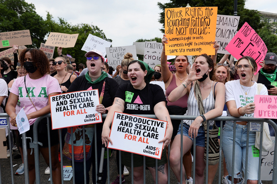 24일 연방대법원의 낙태권 보장판례 폐기 결정에 항의하는 낙태 옹호자들이 워싱턴 DC 연방대법원 앞에서 시위를 벌이고 있다. 한편 LA지역의 낙태 지지단체들은 오늘(25일) LA다운타운에서 대규모 시위를 연다.  [로이터]
