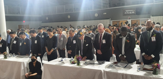 한인회관에서 개최된 6.25 기념행사에서 참가자들이 묵념하고 있는 모습. [박재우 기자]