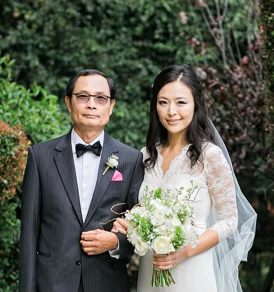 지난 2013년 딸 캐시 이 씨가 결혼식에서 아버지 고 이달근 씨와 함께 찍은 사진.  [사진 제공 Corinne Graves]