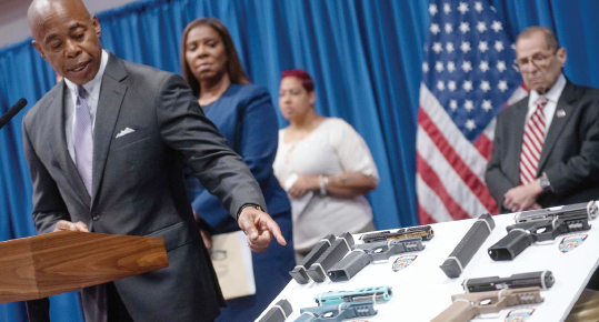 29일 기자회견에서 에릭 아담스 뉴욕시장(왼쪽)이 불법 유령총 샘플을 공개하고 있다. [사진 뉴욕시장실]