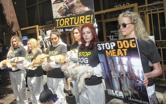 지난 2018년 7월 17일 한국의 초복을 맞아 연예인들과 동물보호단체인 ‘동물을 위한 마지막 희망(LCA)’ 회원들이 LA 총영사관 정문 앞길에서 ‘개고기 식용 금지(stop dog meat)’ 시위를 벌이고 있다. 맨 오른쪽은 영화배우 킴 베이싱어. 그 옆은 엘비스 프레슬리의 전 부인인 배우 프리실라 프레슬리.  김상진 기자