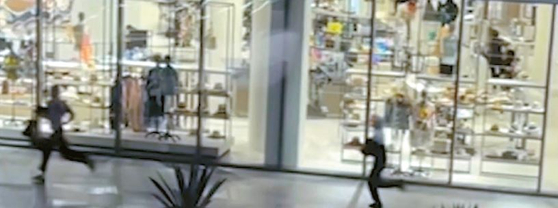 LA지역 웨스트필드센추리시티몰 노드스트톰 백화점에서 14명의 용의자가 고급 핸드백 등을 훔쳐 달아나고 있다. [ABC 뉴스 영상 캡처]
