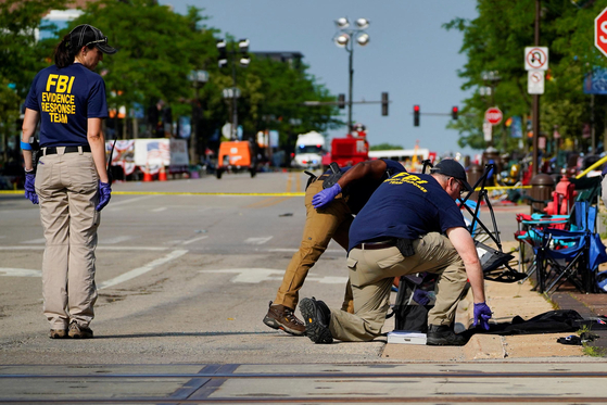 5일 연방수사국(FBI) 요원들이 전날 총기 난사가 벌어진 일리노이주 시카고 인근 하이랜드파크 다운타운 일대에서 수사하고 있다. [로이터]
