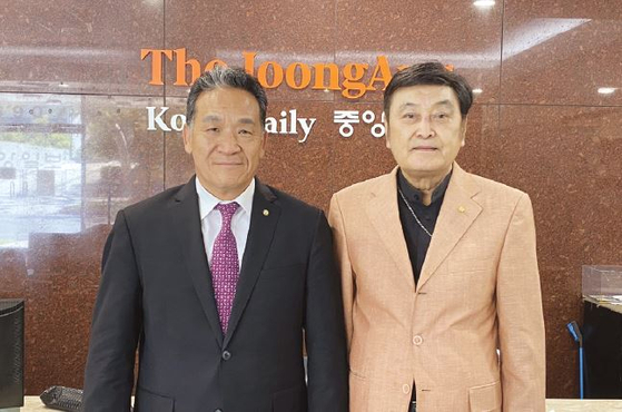 재미 한국영화인협회의 정광석 회장(오른쪽)과 최경수 신임이사.