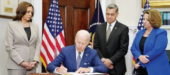 조 바이든 대통령(책상)이 8일 낙태권 보호를 주요 내용으로 행정명령에 서명하고 있다. 카멀라 해리스 부통령(뒷줄 왼쪽부터), 하비에르 베세라 보건복지부 장관, 리사 모나코 법무부 차관이 함께했다.  [로이터]
