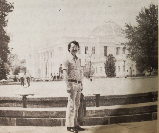 1973년 스튜어트-데이비스 항공사 근무시절 항공 엔진 판매를 위해 우크라이나 키이우를 방문했을 때 광장 앞에서 촬영한 사진. [체스터 장 박사 제공]