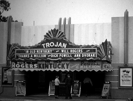 USC 제퍼슨 스트리트에 있는 트로전 극장. 사진은 1938년도 극장 모습. [LA시어터블로그스폿닷컴 캡처]