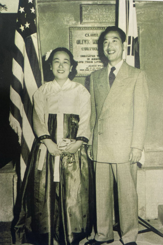 체스터 장 박사의 아버지(장지환)와 어머니(민병윤)씨가 1949년 1월 LA총영사관 앞에서 촬영한 사진 체스터 장 박사 제공