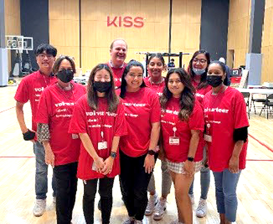 뷰티기업 키스그룹 (KISS Group)은 지난달 23일 사내 헌혈행사인 ‘블러드 드라이브(Blood Drive)’를 개최했다. 행사에는 총 51명의 직원들이 헌혈에 참여해 약 48파인트(pint)의 혈액을 모았다. [사진 키스그룹]