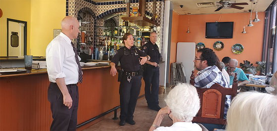 지난 7일 피라미데스 멕시칸 레스토랑에서 최근 급증하는 오로라시 범죄 및 피해 관련 대책마련을 위한 원탁회의가 코프만 오로라 시장 및 자영업자들이 참석한 가운데 열렸다.