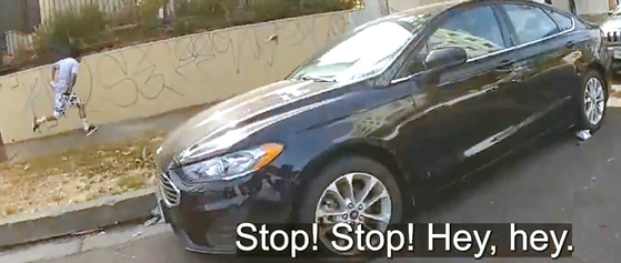 LA 경찰국(LAPD)이 공개한 바디캠 영상에서 총격 직전 용의자가 달아나고 있다. [LAPD 제공]