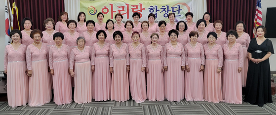 아리랑합창단 단원들이 최근 새로 마련한 무대 드레스를 입고 OC한인회관에 모였다. ［OC한인회 제공］
