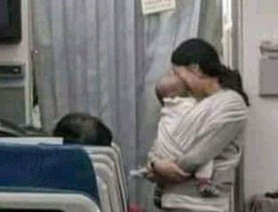 4개월 아기와 비행기에 탄 엄마가 승객들에게 200여개 선물 바구니를 선물했다. [페이스북 캡처]