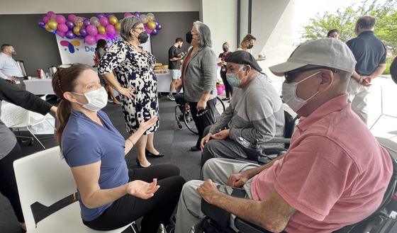 20일 LA 한인타운에서 '노인 및 장애국(AD)' 출범 기자회견이 끝난 뒤 담당 직원들이 회견장을 찾은 장애인들과 상담을 하고 있다. 김상진 기자