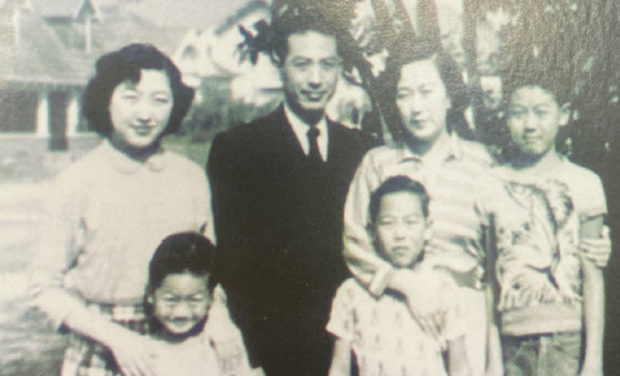 추방 유예기간동안 함께 지낸 리사 고모(맨 왼쪽)와 가족들. [체스터 장 박사 제공]