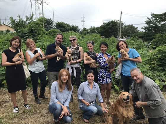 2017년 도브 프로젝트가 케빈 브라이트 감독(맨 오른쪽)과 한국 개농장을 방문해 식용견 구출을 도왔다. 도브 프로젝트 공동 창립자 클라우디아 브라이트(왼쪽에서 두 번째) 태미 조 저스먼(오른쪽에서 세 번째).