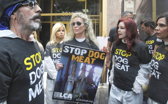 본지에 기고문을 보낸 유명 배우 킴 베이싱어는 한국 개 식용 반대에 앞장서는 할리우드 스타 중 한명이다. 2018년 LA총영사관 앞에서 열린 개 식용 반대 집회때도 ‘Stop Dog Meat(개고기 중지)’ 팻말을 들고 시위를 진행한 바 있다. 김상진 기자